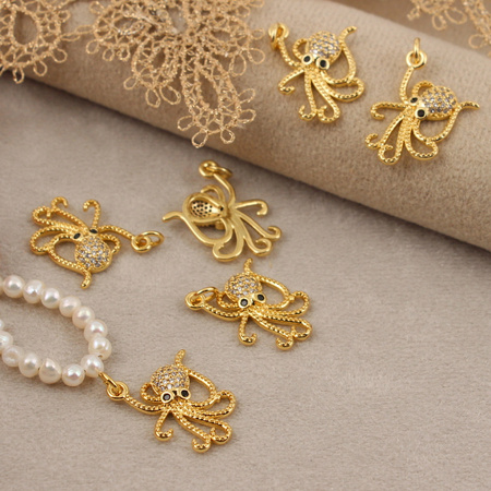 Zawieszka ośmiornica mosiądz złocony z cyrkoniami 20x15mm