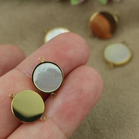Łącznik moneta z masą perłową stal szlachetna pozłacana PVD 16x12mm