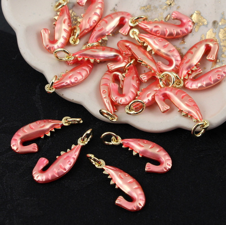 Zawieszka krewetka mosiądz złocony emalia róż perłowy 20x9mm