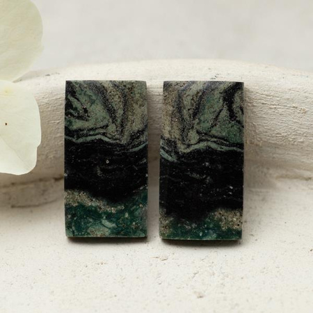 Kaboszony jaspis mszysty 24x13x4mm [para]