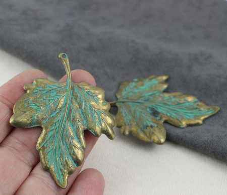 Metalowa zawieszka liść mosiądz patynowany 64x47mm