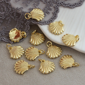 Zawieszka muszla mosiądz złocony 12mm