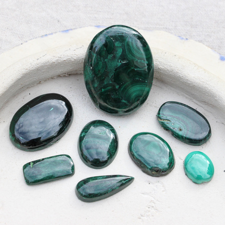 Kaboszony malachit zestaw 8 kamieni ze skazami