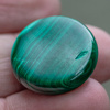 Kaboszon malachit naturalny 23-25mm [ze skazą]