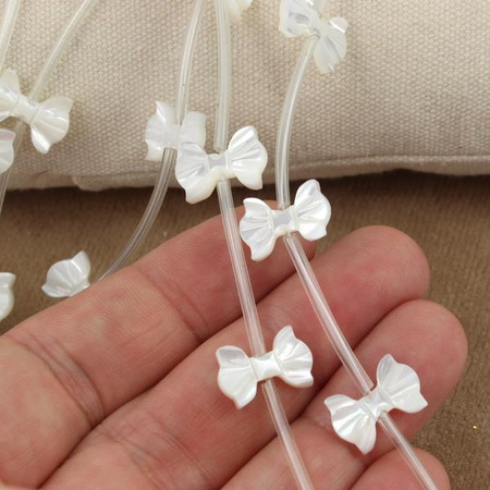 Muszla perłowa rzeźbiona kokardka 14x10mm