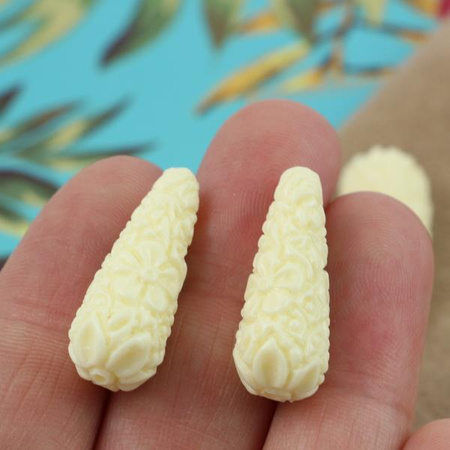 Rzeźbiona kropla kremowa 28x11mm