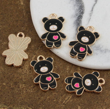 Zawieszka złota emaliowana czarny miś z sercem 20x13mm