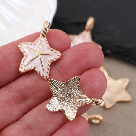 Zawieszka złota emaliowana rozgwiazda beżowa 28x22mm