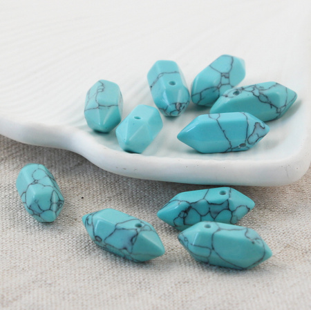 Howlit turkusowy zawieszka grot 20x9mm