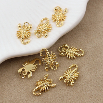 Zawieszka skorpion mosiądz złocony 15x9mm