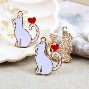 Zawieszka złota emaliowana kotek biały 25x18mm