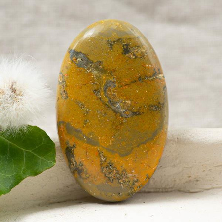 Kaboszon jaspis trzmieli 46x29x7mm