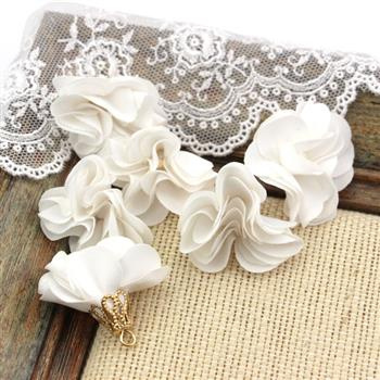 Ozdobny kwiatek w ażurowej tulejce biały 25mm