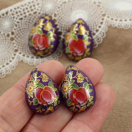 Kaboszon z żywicy fioletowy w kwiaty łezka 25x18mm