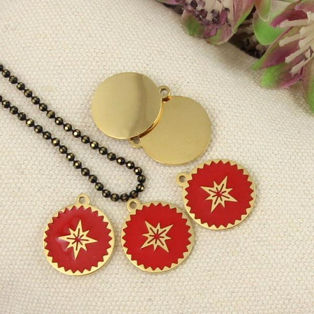 Zawieszka stal szlachetna pozłacana PVD emaliowana róża wiatrów czerwona 13mm