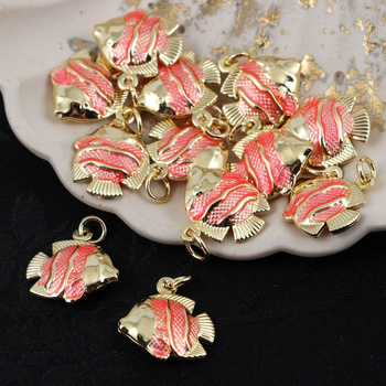 Zawieszka ryba mosiądz złocony emalia róż perłowy 18mm