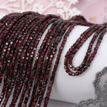 Granat purpurowy kostka fasetowana 2,5mm [sznur 39cm]