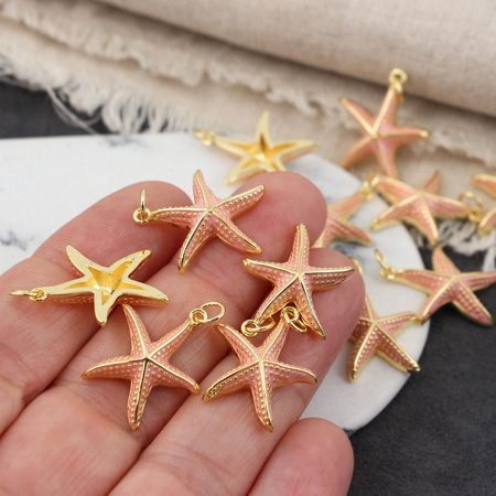 Zawieszka rozgwiazda mosiądz złocony emaliowana różowa 18mm