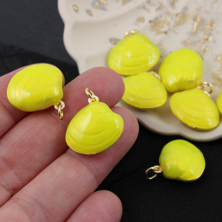 Zawieszka muszla mosiądz złocony emalia limonka 20mm