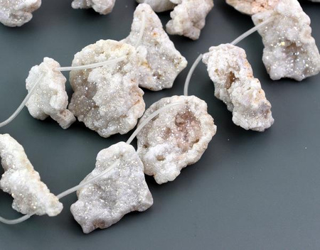 Kwarc tytanowany duża zawieszka biała - bryłka