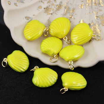 Zawieszka muszla mosiądz złocony emalia limonka 20mm