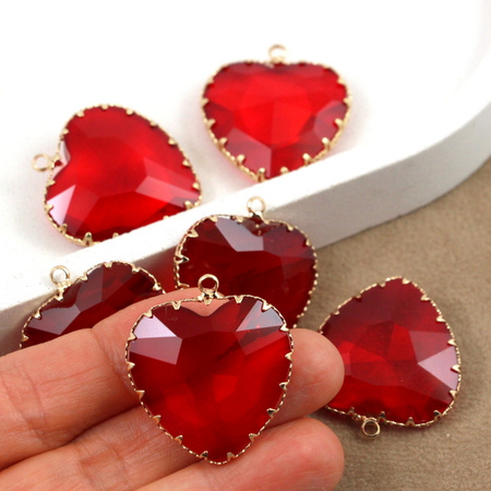 Zawieszka w złotej oprawie serce czerwone 30x28mm