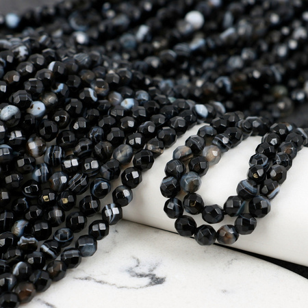 Sardonyks kula fasetowana 4mm [sznur 39cm]