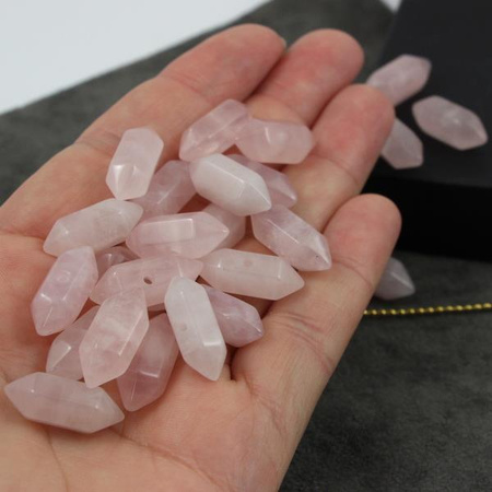 Kwarc różowy zawieszka grot 20x9mm - otwór przez środek