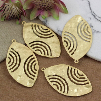 Zawieszka liść ażurowy złoty satynowy 50x28mm