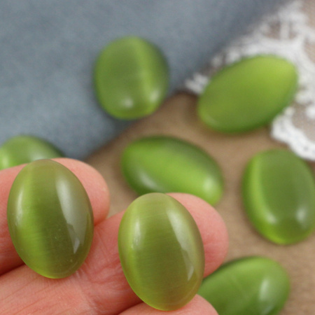 Kaboszon kocie oko owal oliwkowy 18x13mm