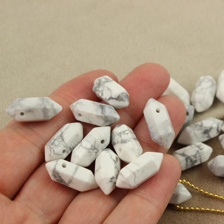 Howlit marmurkowy zawieszka grot 20x9mm