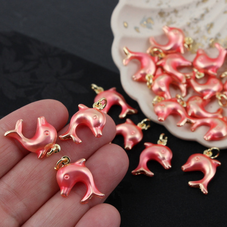 Zawieszka delfin mosiądz złocony emalia róż perłowy 19x13mm