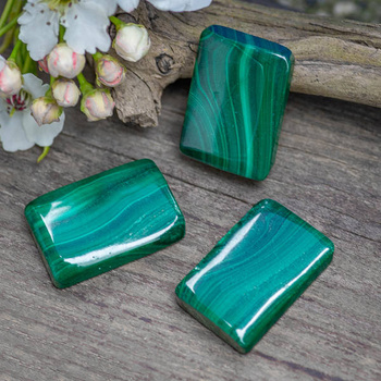 Kaboszon malachit naturalny 24-26x18mm [z lekką skazą]