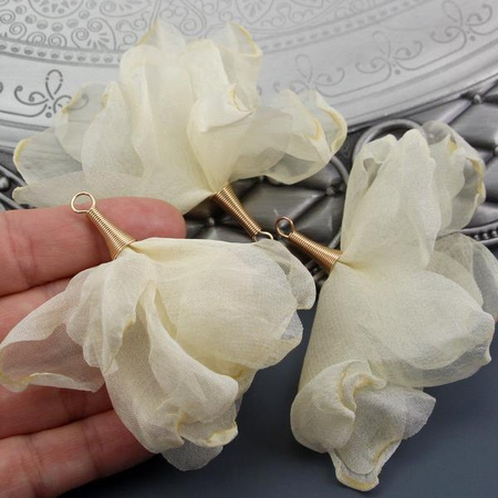 Szyfonowy kwiatek w tulejce kremowy 80mm