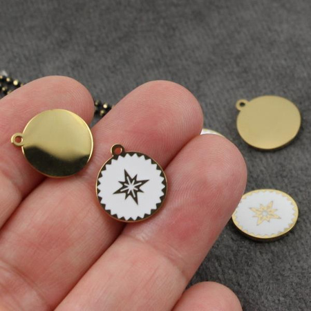 Zawieszka stal szlachetna pozłacana PVD emaliowana róża wiatrów biała 13mm