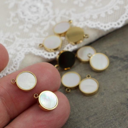 Zawieszka moneta z masą perłową stal szlachetna pozłacana PVD 8mm