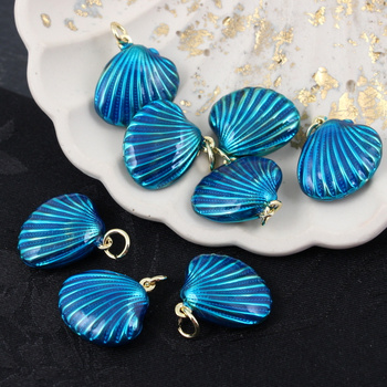 Zawieszka muszla mosiądz złocony emalia niebieski perłowy 20mm