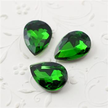 Kaboszon szklany łezka fasetowana green 18x13mm