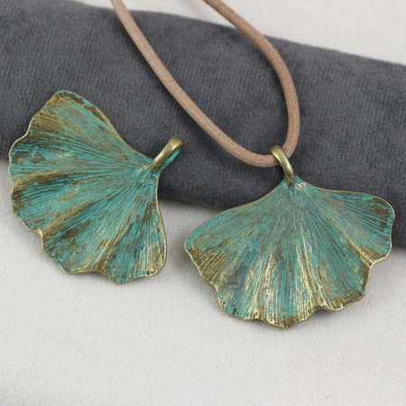 Metalowa zawieszka miłorząb / ginko liść mosiądz patynowany 52x44mm