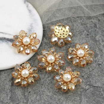 Element ozdobny kwiatek kryształkowy beżowy z perełką 20mm