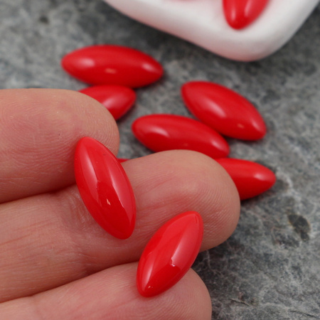 Kaboszon szklany Opaque Red wrzeciono 15x7mm