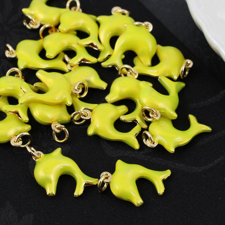 Zawieszka delfin mosiądz złocony emalia limonka 19x13mm