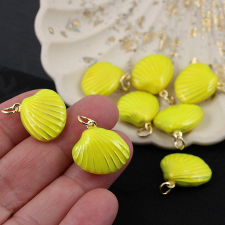 Zawieszka muszla mosiądz złocony emalia limonka 20mm