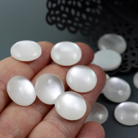 Kaboszon akrylowy moneta kremowa 16mm