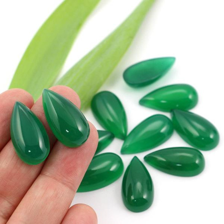 Kaboszon agat brazylijski łezka zielona 25x13mm