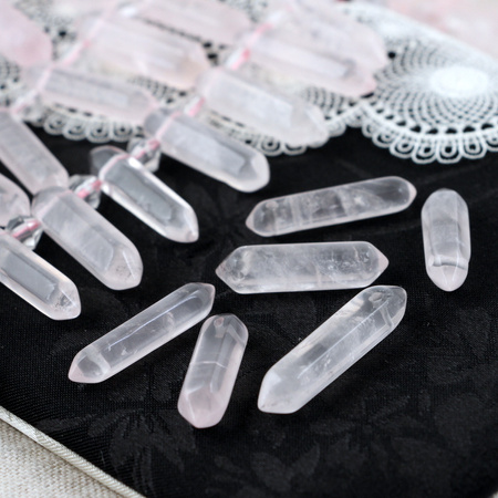 Kwarc różowy zawieszka grot 25x6mm