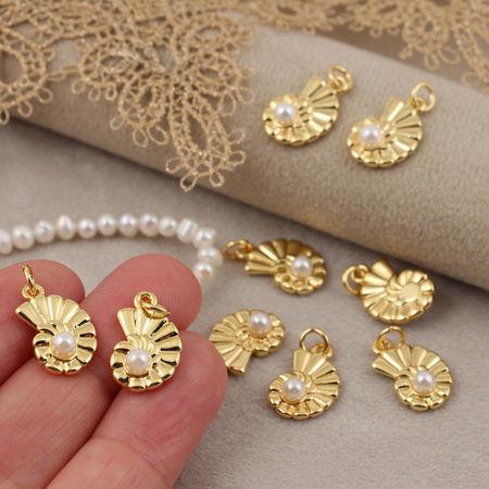 Zawieszka muszla z perłą mosiądz złocony 16x10mm