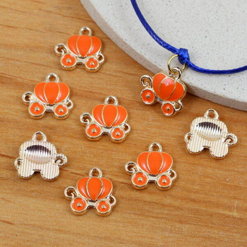 Zawieszka złota emaliowana karoca pomarańczowa  13x12mm