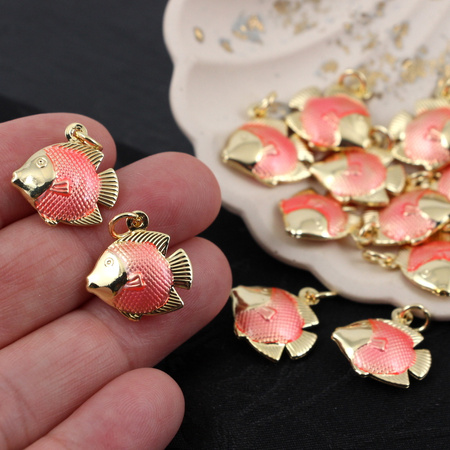 Zawieszka ryba mosiądz złocony emalia róż perłowy 18mm
