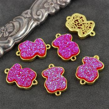 Łącznik w złotej oprawie miś różowy druza 20x13mm